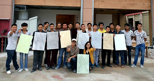 數(shù)碼彩安順總代理張福瓊女士在安順開展涂裝工藝培訓(xùn)，與油工師傅合影留念