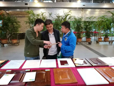 會議參會來賓現(xiàn)場鑒賞及交流數(shù)碼彩涂裝效果