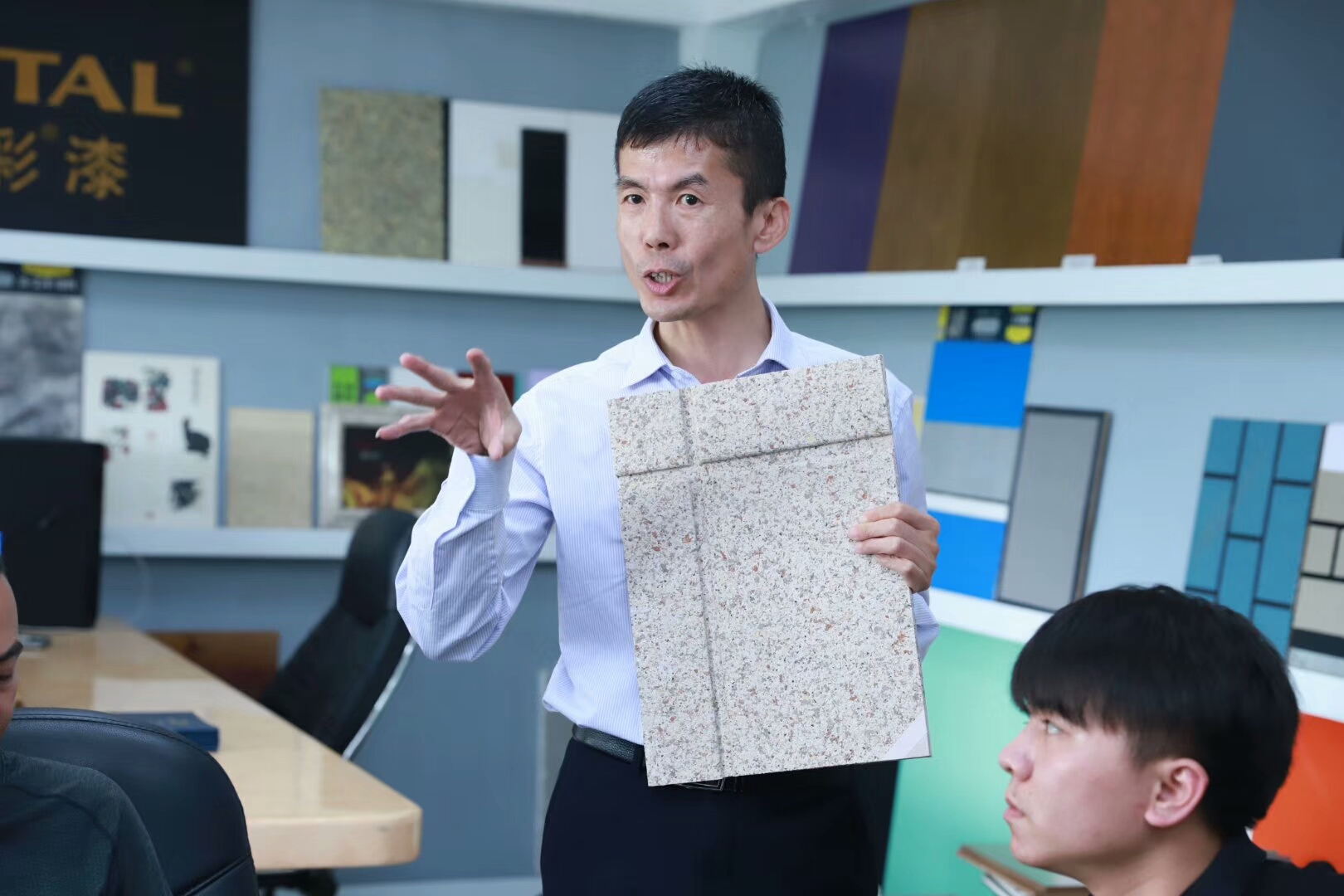 歡迎廣東涂協(xié)、經(jīng)銷商分會經(jīng)銷商代表蒞臨數(shù)碼彩指導(dǎo)